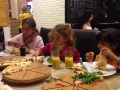 Pizza essen mit den Kindern